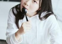 网红女孩拍照吃瓜是真的吗